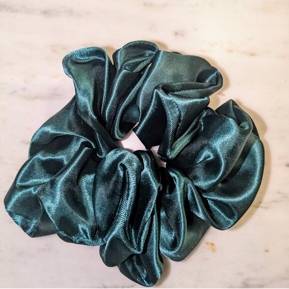 Amiga Mia large satin emerald green scrunchie hand crafted - Picture 4 of 4